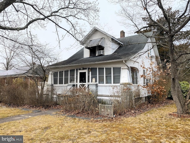 view of front facade with a front yard