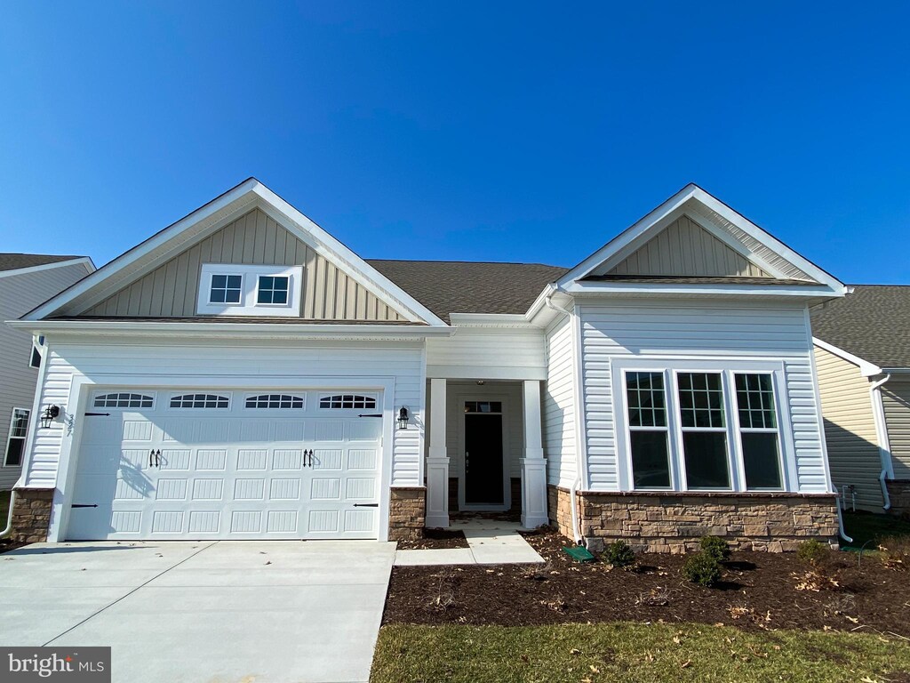 327 Heritage Shores Cir, Bridgeville, DE 19933 - craftsman inspired home featuring a garage