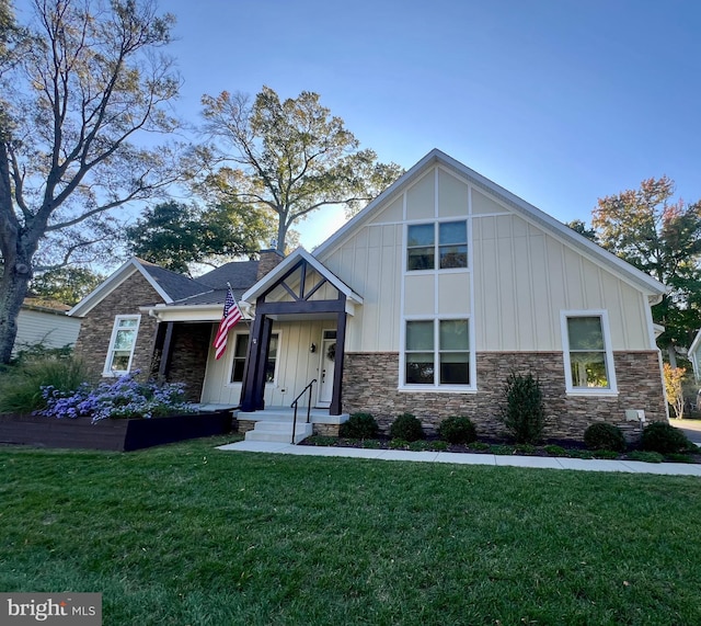 view of front of home with a front lawn