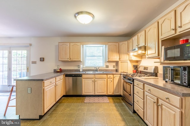 kitchen with sink, stainless steel appliances, a healthy amount of sunlight, light brown cabinetry, and kitchen peninsula