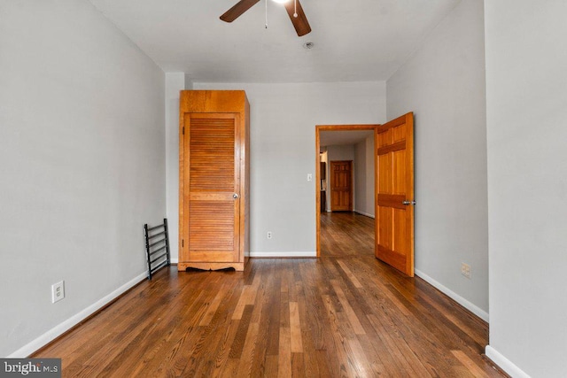 empty room with dark wood-type flooring and ceiling fan