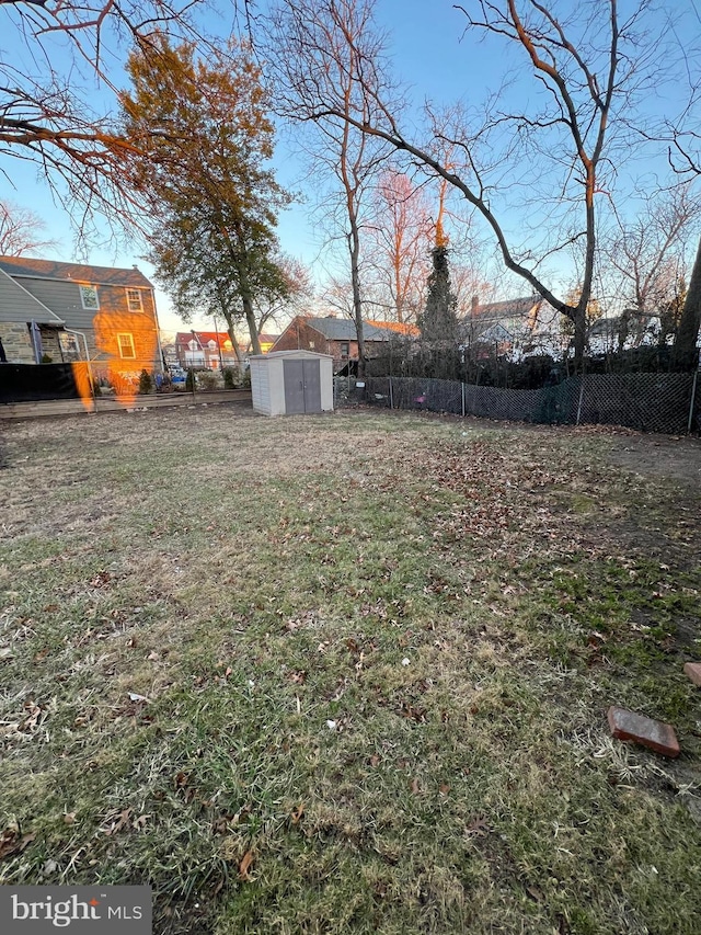 view of yard featuring a storage shed