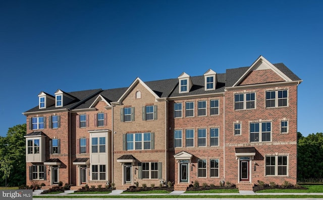 view of front of property with a front lawn