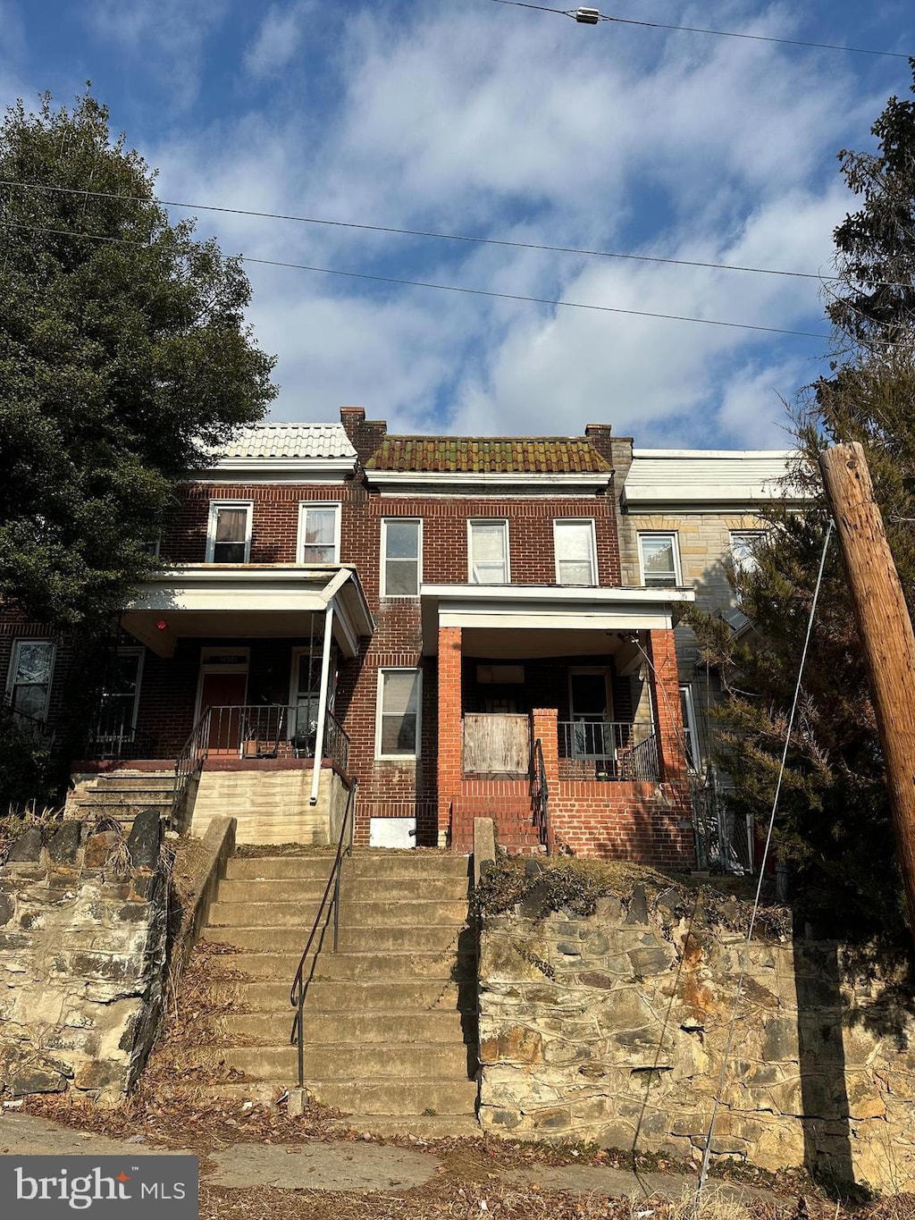 view of front of home featuring covered porch