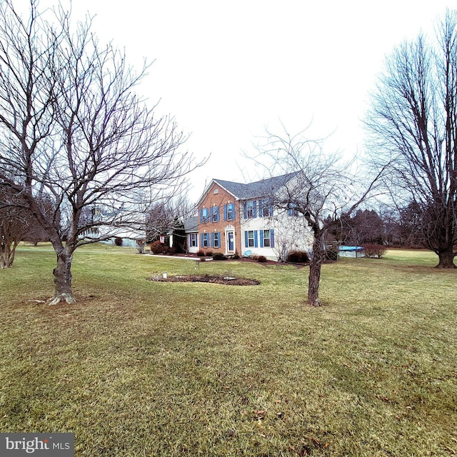 view of front of house featuring a front lawn