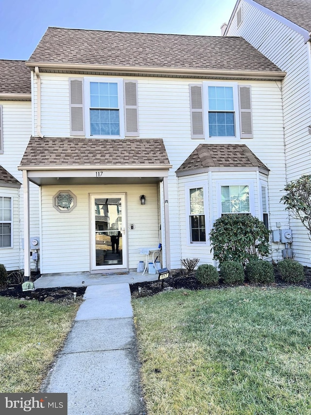 view of front property featuring a front yard