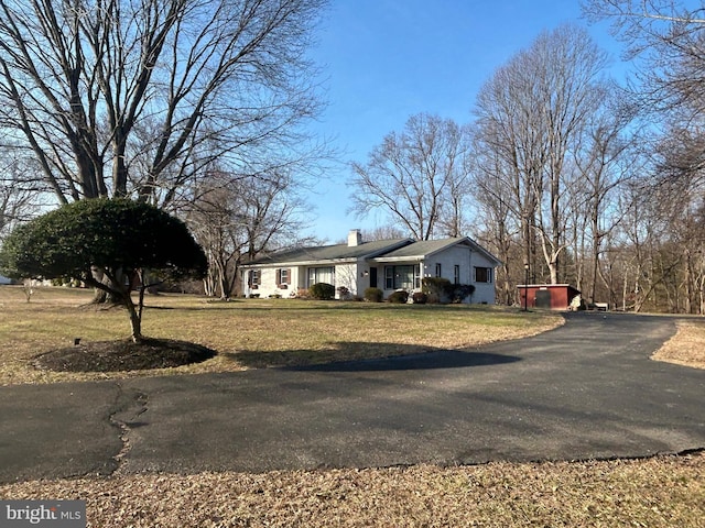 view of front of home featuring a front lawn