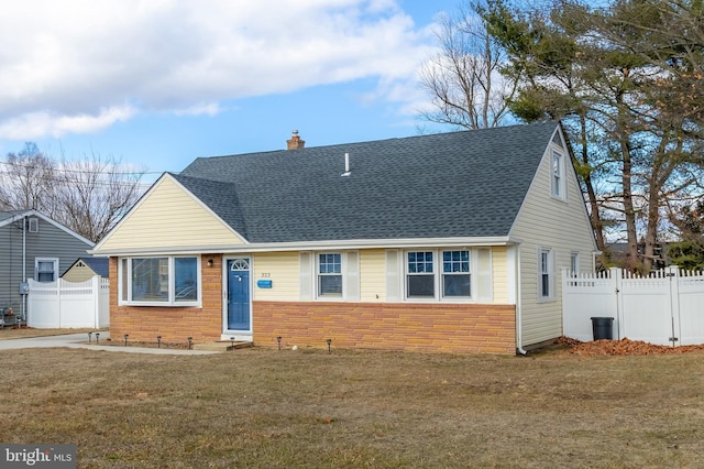 view of front of home featuring a front lawn