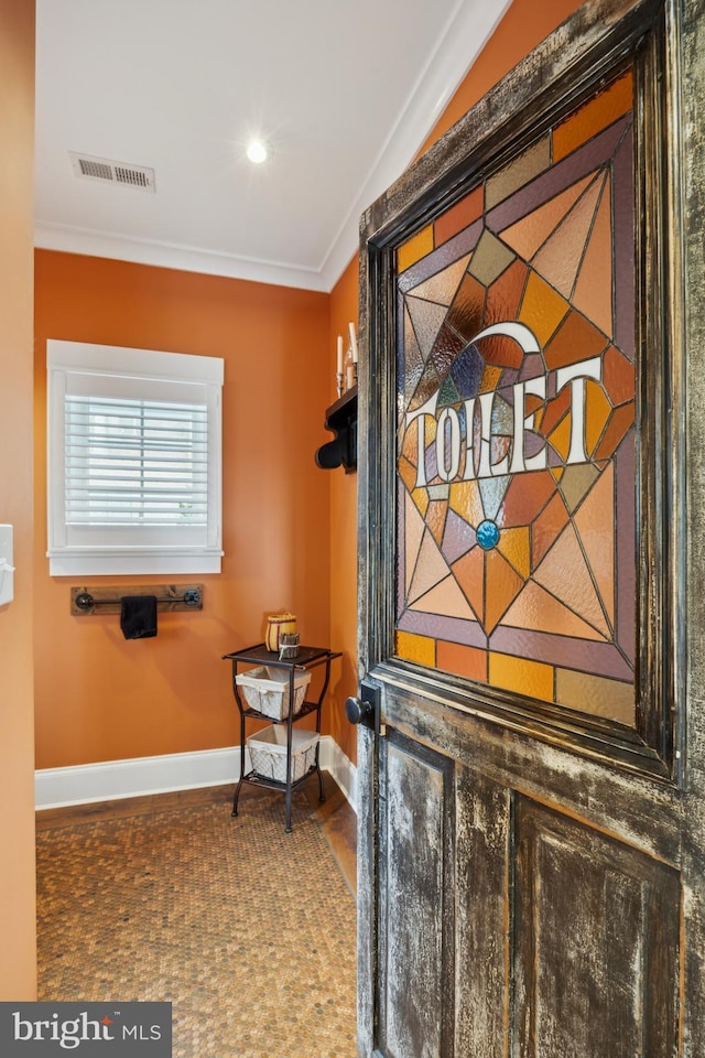 interior details with baseboards, visible vents, crown molding, and recessed lighting