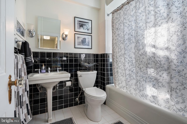 bathroom featuring tile walls, shower / bathtub combination with curtain, tile patterned floors, and toilet