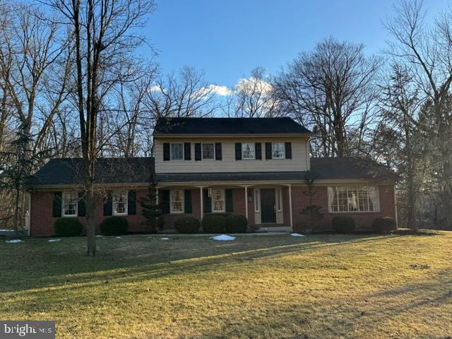 view of front of home with a front lawn