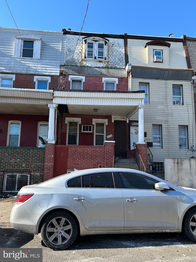 townhome / multi-family property featuring covered porch