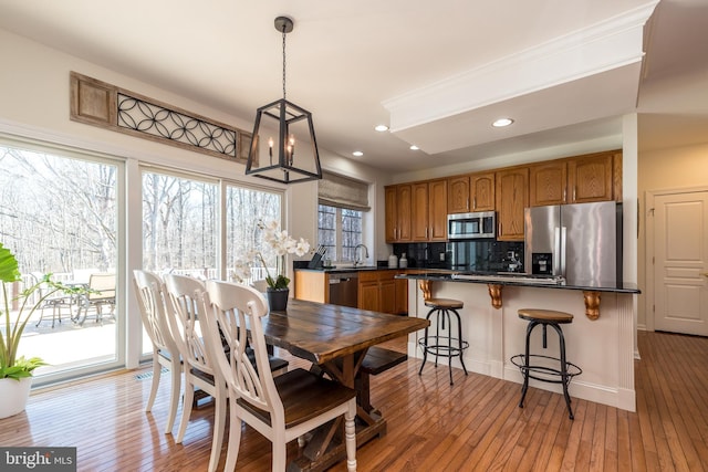 dining area with recessed lighting, light wood-type flooring, and baseboards