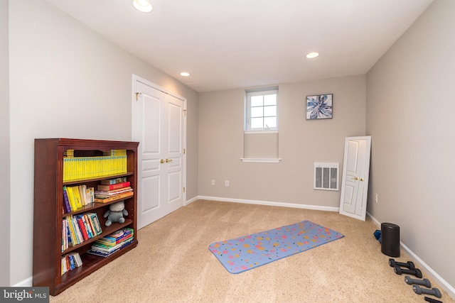 workout room with recessed lighting, visible vents, and baseboards