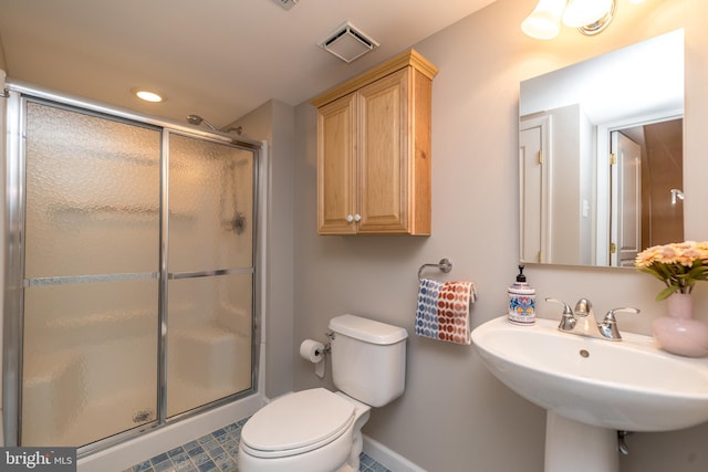 full bath with visible vents, toilet, a sink, recessed lighting, and a shower stall