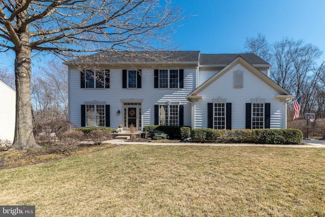 colonial house featuring a front yard