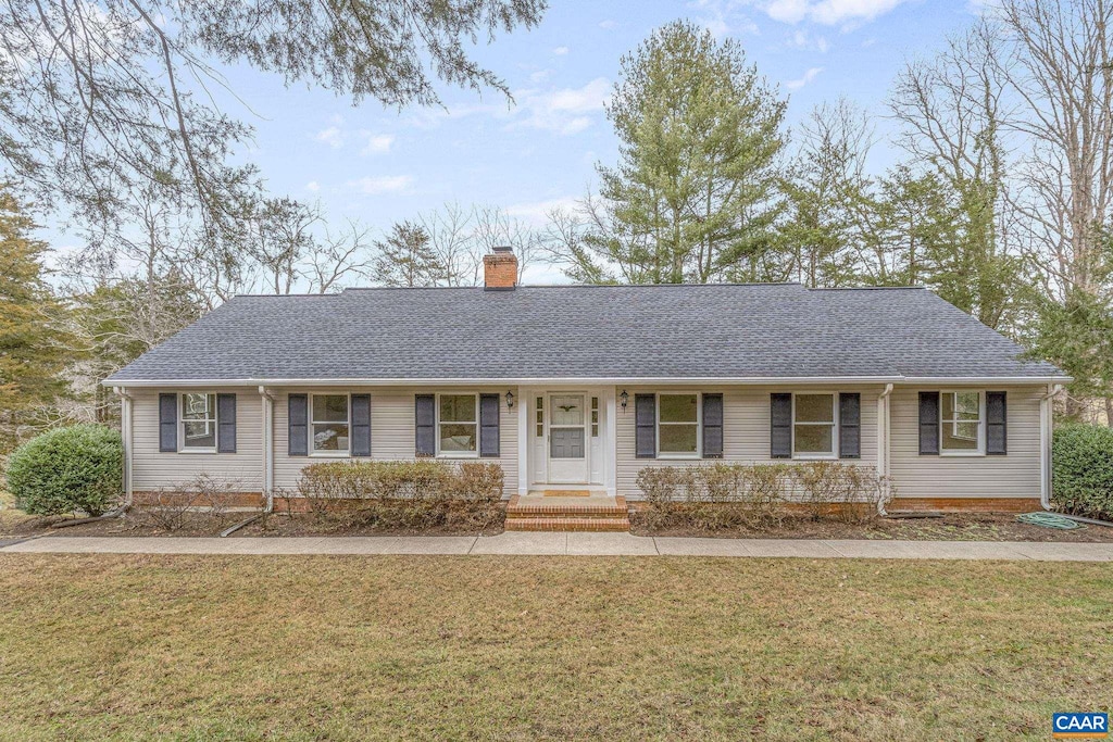 ranch-style house featuring a front lawn