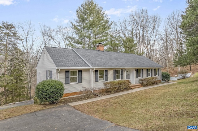 ranch-style home featuring a front lawn