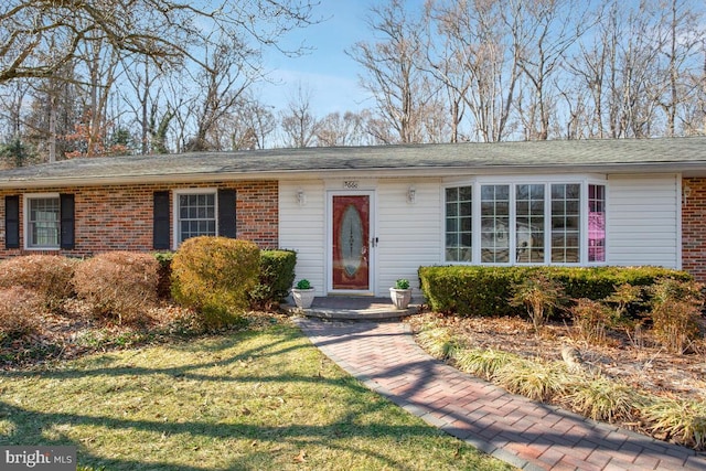 ranch-style home featuring a front lawn