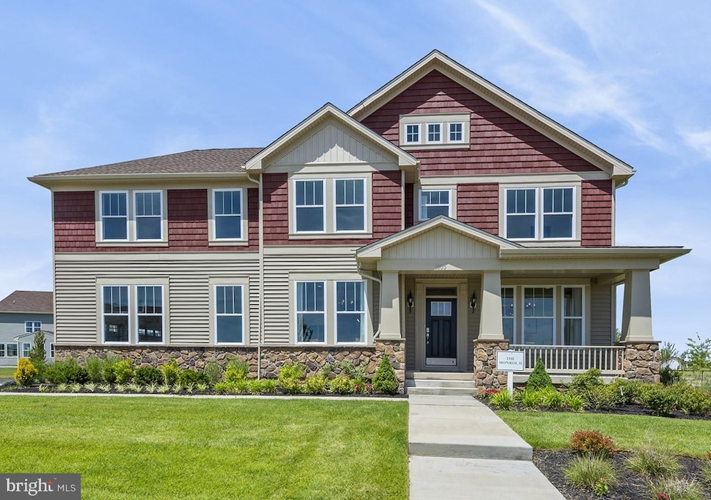 craftsman inspired home featuring a front yard