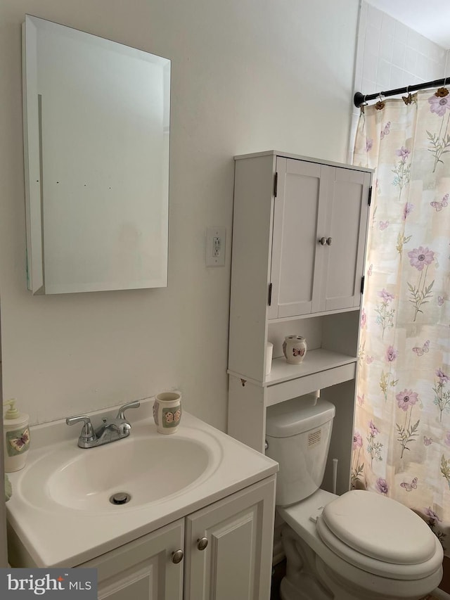 full bath with vanity, toilet, and a shower with curtain