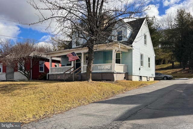 view of front facade featuring a front yard and covered porch