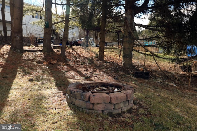 view of yard featuring an outdoor fire pit