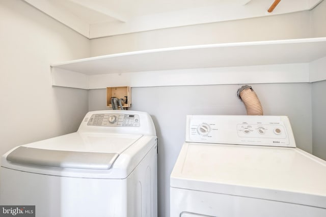 laundry area featuring ceiling fan and independent washer and dryer