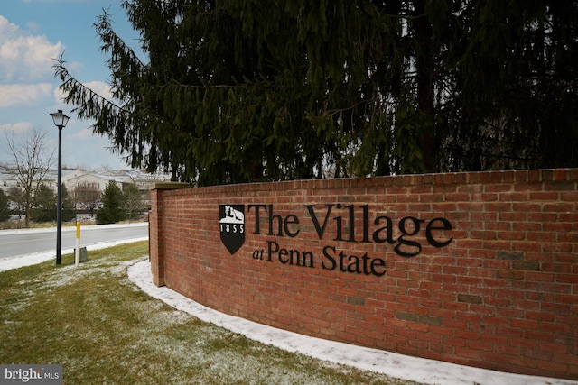 view of community / neighborhood sign