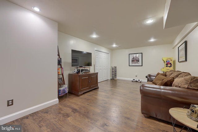 living area featuring recessed lighting, dark wood-style flooring, and baseboards