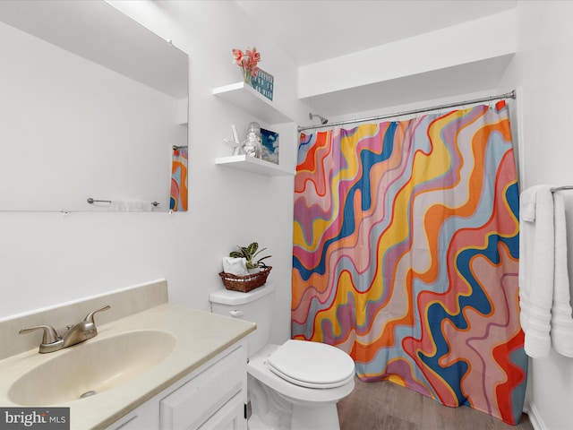 full bath with wood finished floors, toilet, vanity, and a shower with curtain