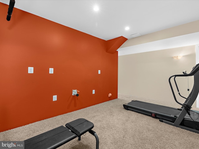 workout room featuring recessed lighting and carpet