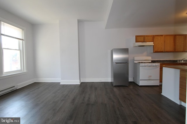 kitchen with stainless steel fridge, dark hardwood / wood-style flooring, sink, and gas range gas stove