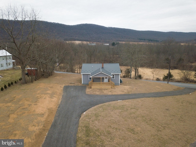 view of front of property featuring a mountain view