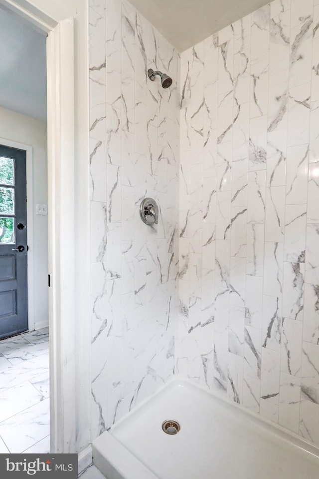 bathroom featuring tiled shower