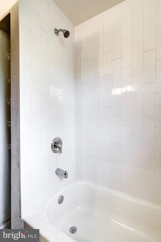 bathroom featuring tiled shower / bath combo