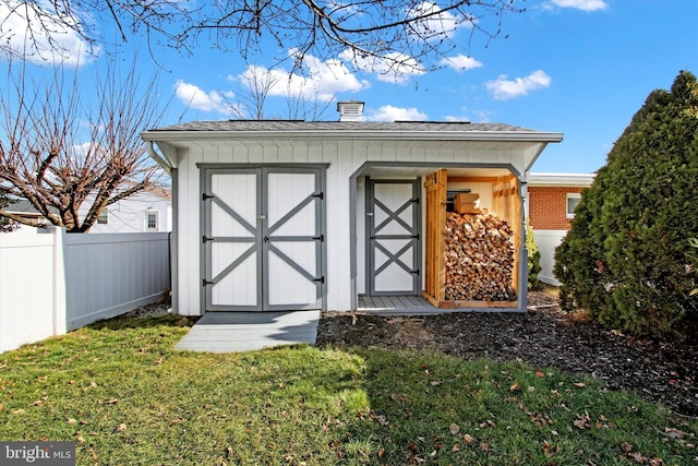 view of outdoor structure featuring a yard