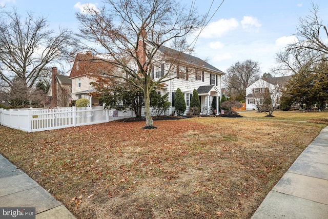 view of front of house with a front lawn