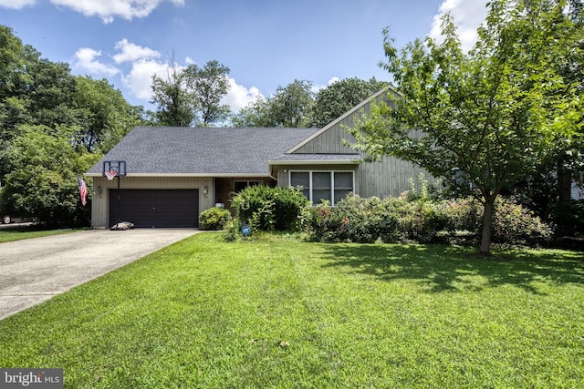 view of front facade with a garage and a front yard