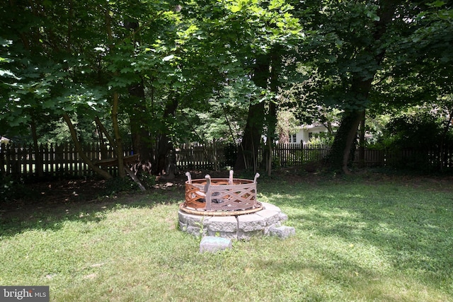 view of yard featuring an outdoor fire pit