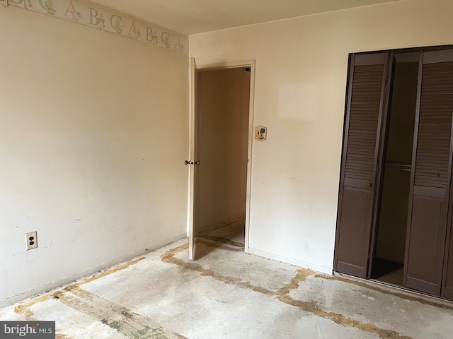 unfurnished bedroom featuring a closet