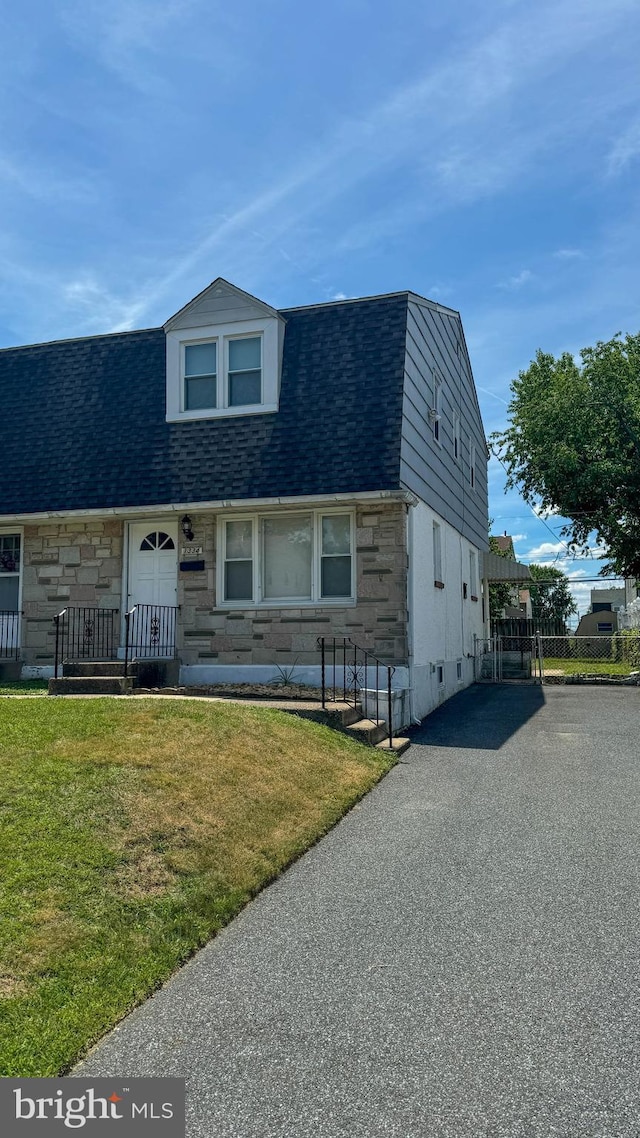 view of front of home with a front lawn