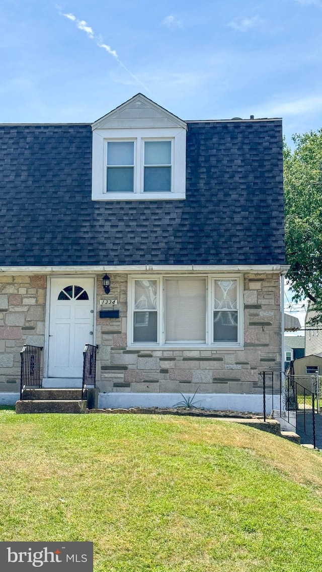 view of front facade featuring a front yard