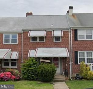 view of front facade featuring a front yard