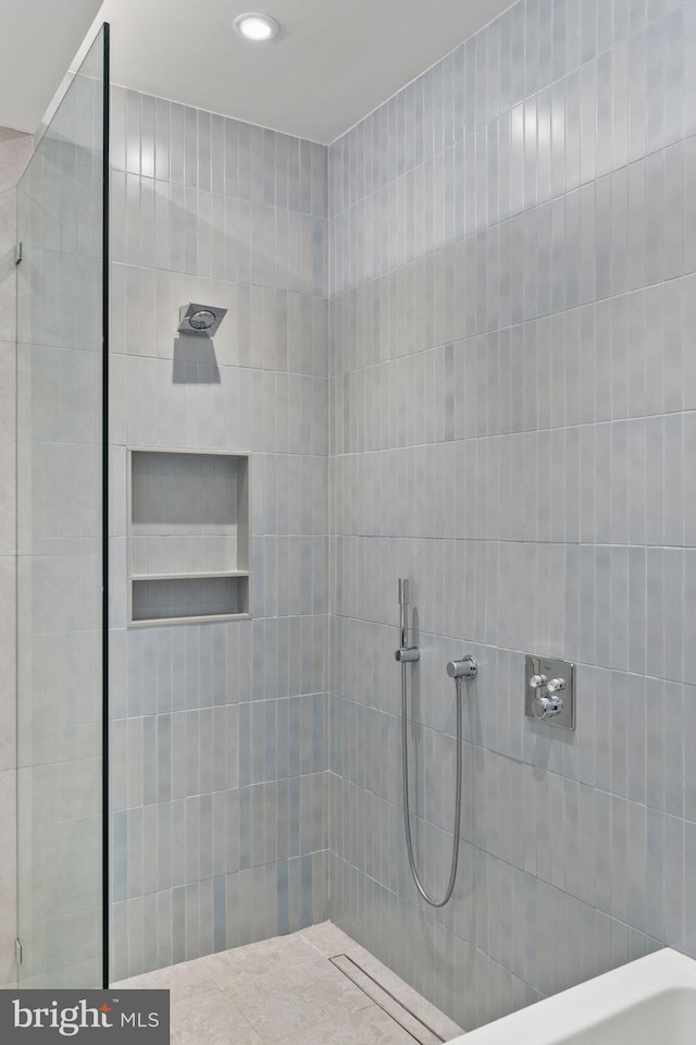 bathroom featuring tiled shower