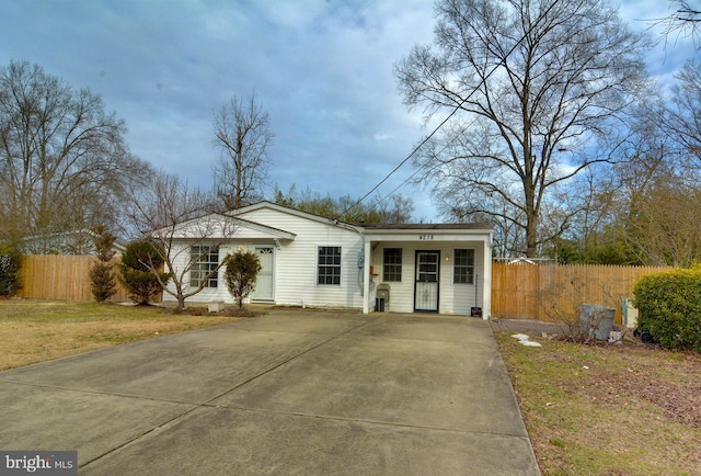 ranch-style house featuring a front lawn