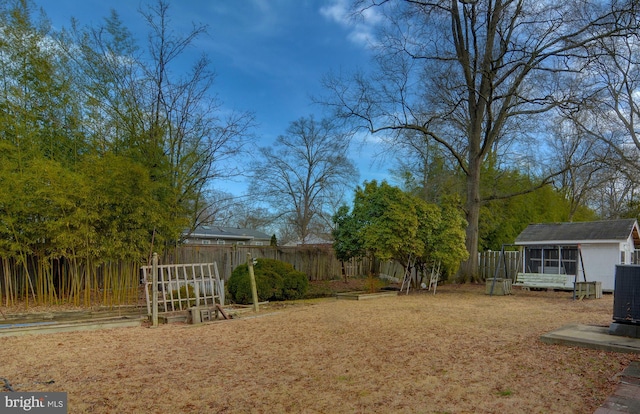 view of yard featuring a storage shed