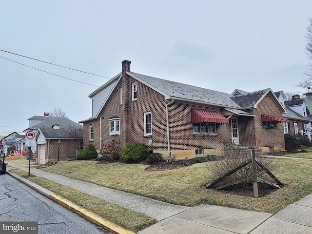 view of front of home featuring a front lawn