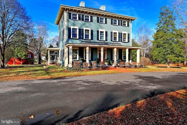 view of front of house featuring a porch and a front lawn