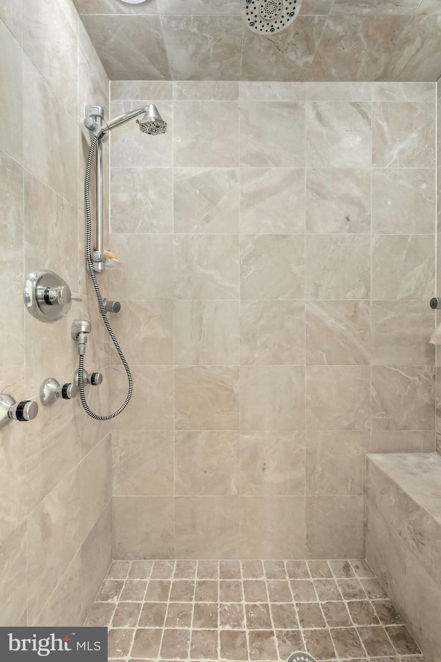 bathroom featuring a tile shower